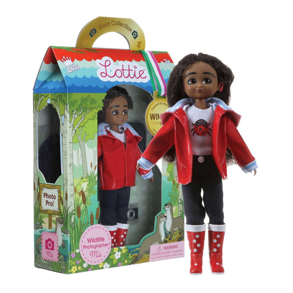 Wildlife-loving doll in red jacket, jeans, spotty wellies, and cochlear implant. Comes with camera, Branksea School News, and is perfect for imaginative play. 